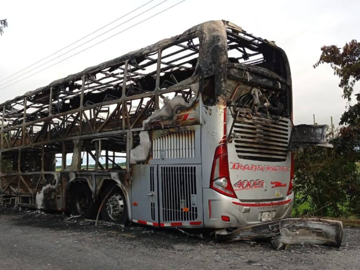 Atacan a la Fuerza Pública e incineran un bus en Arauca