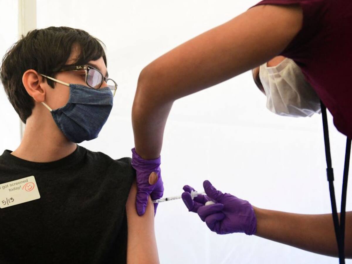 OMS pide a países no vacunar todavía a niños y donar dosis a COVAX