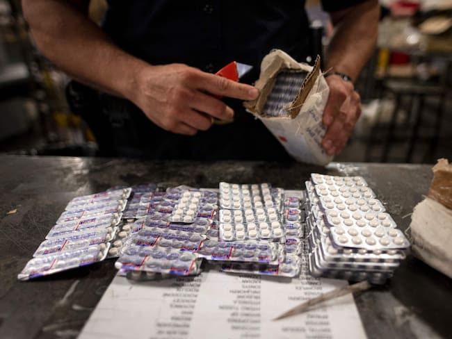 Revisión de pastillas que tendrían fentanilo. 
(Foto: JOHANNES EISELE/AFP via Getty Images)