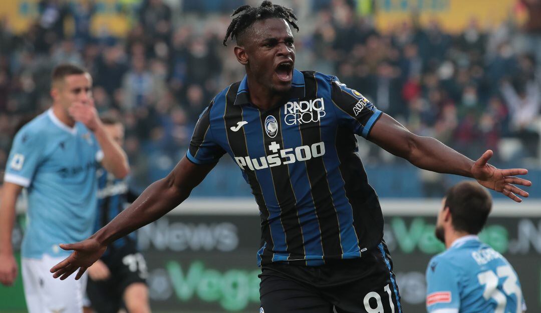 Duván Zapata celebrando su gol con Atalanta ante Lazio en 2021