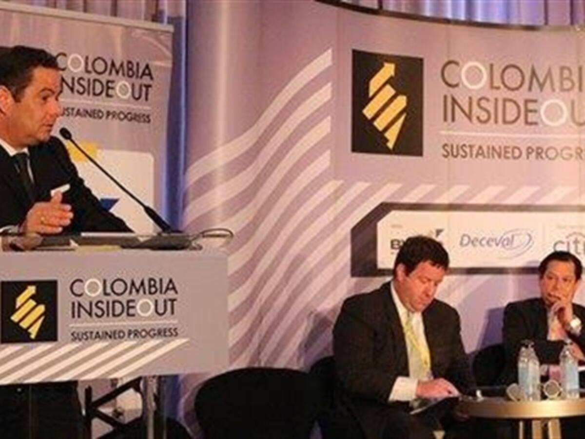 "Empresarios extranjeros pueden invertir en autopistas y hasta el metro"