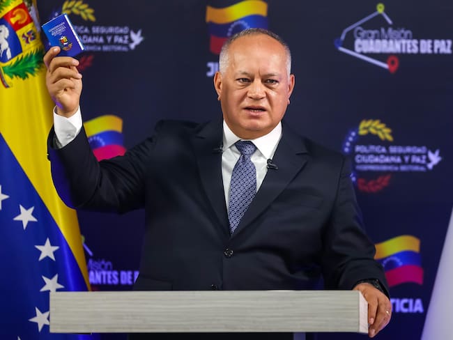 AME327. CARACAS (VENEZUELA), 17/09/2025.- El ministro de Interior, Justicia y Paz, Diosdado Cabello, muestra la Constitución de la República Bolivariana de Venezuela durante una rueda de prensa este miércoles, en Caracas (Venezuela). Cabello acusó a la Administración para el Control de Drogas (DEA) de Estados Unidos de dirigir una operación de "falso positivo", tras la incautación de 3.692 kilos de cocaína que eran transportados en una lancha proveniente presuntamente de Colombia. EFE/ Miguel Gutierrez
