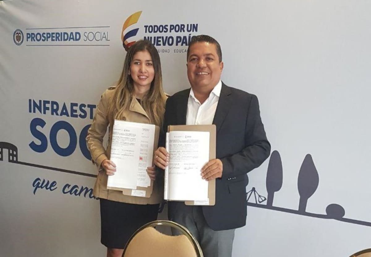 El alcalde de Salamina, José Díaz, recibió en Bogotá la firma de dos convenios para pavimentación de su municipio 