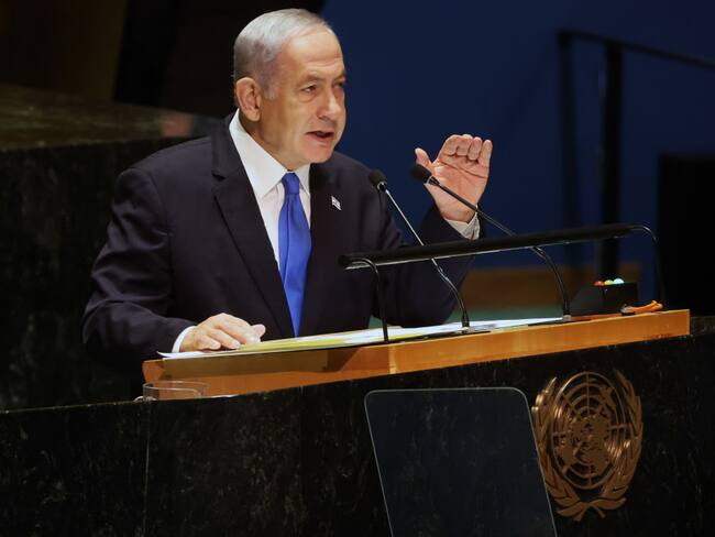 El primer ministro israelí, Benjamin Netanyahu, se dirige a los líderes mundiales durante la Asamblea General de las Naciones Unidas (ONU) el 22 de septiembre de 2023 en la ciudad de Nueva York.
Foto: Spencer Platt/Getty Images)