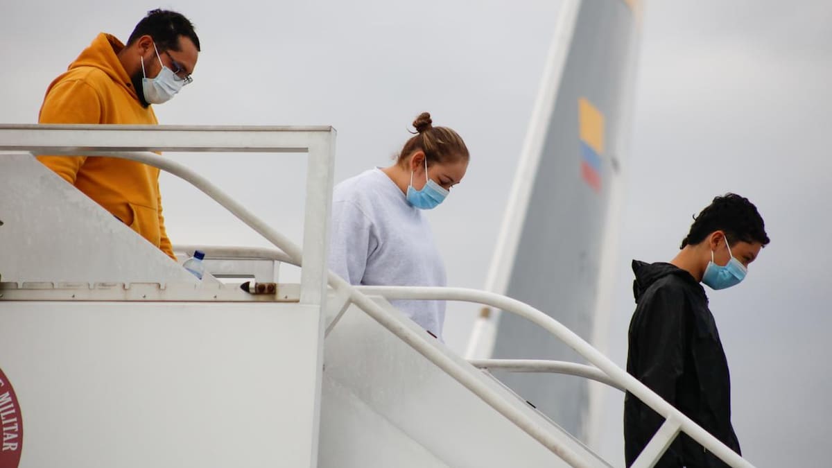 En primer vuelo veníamos amarrados, en este nos quitaron las esposas: colombiano deportado de EE.UU.