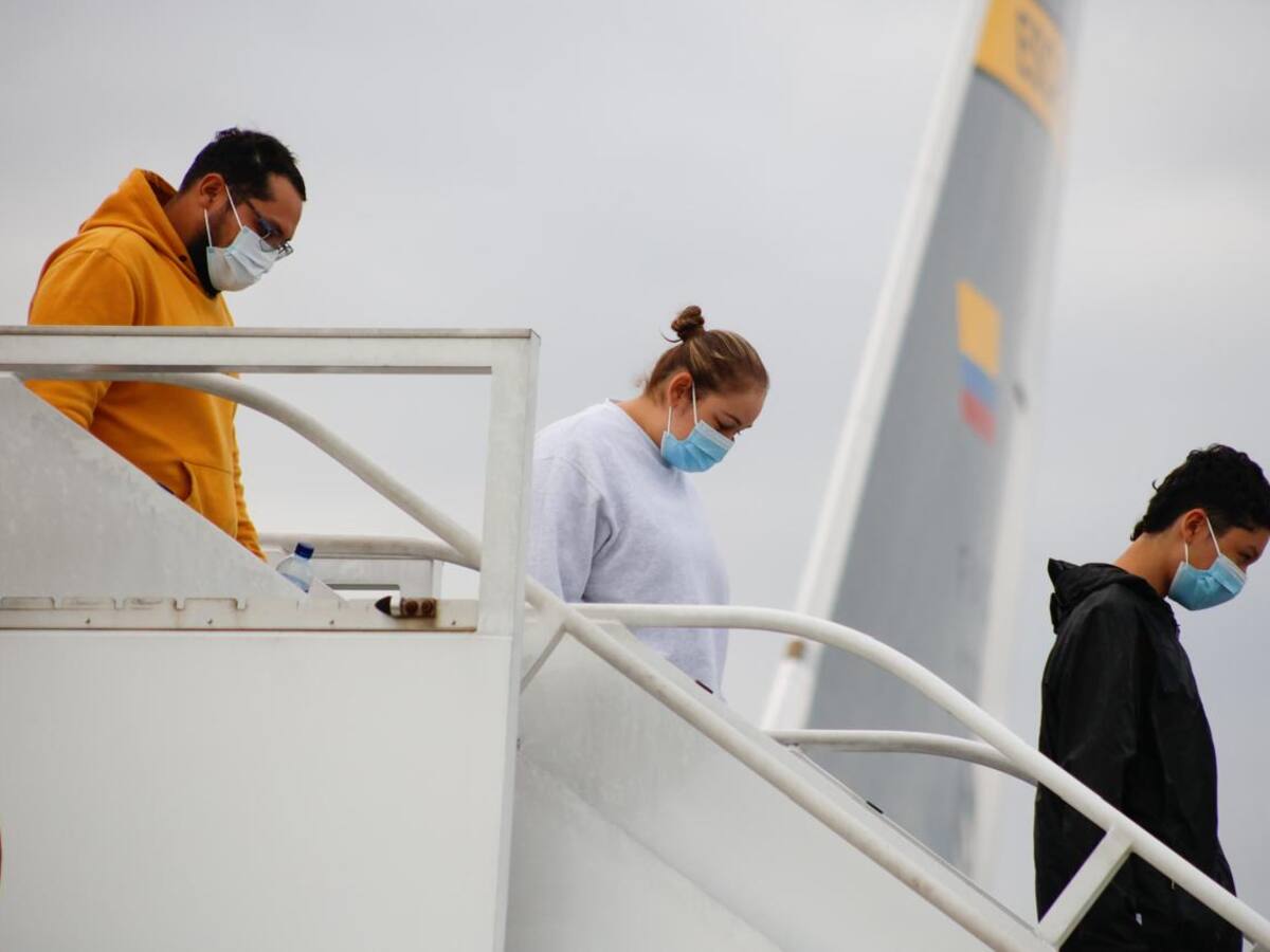 En primer vuelo veníamos amarrados, en este nos quitaron las esposas: colombiano deportado de EE.UU.