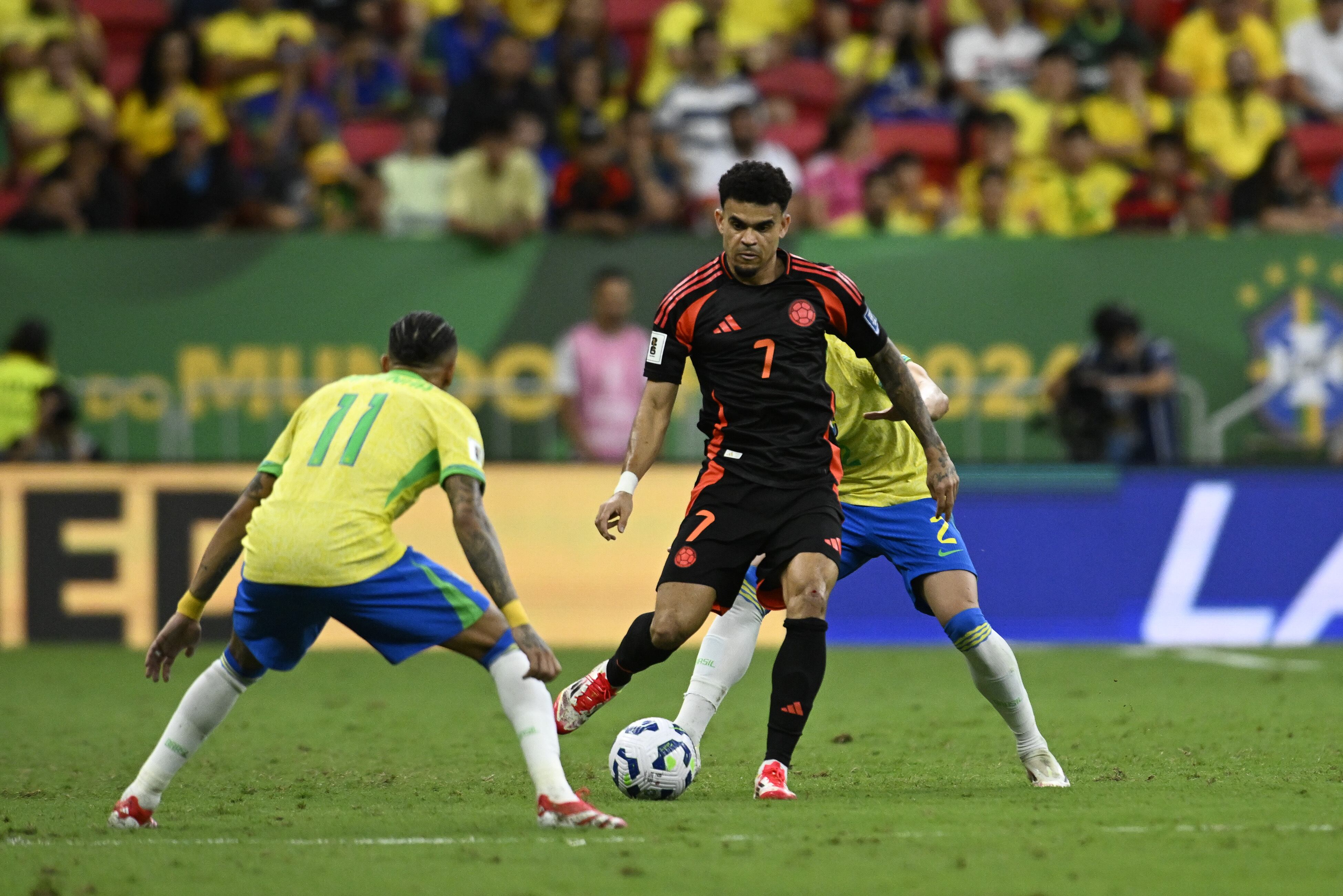Luis Díaz ante Raphinha.  (Photo by Mateus Bonomi/Anadolu via Getty Images)