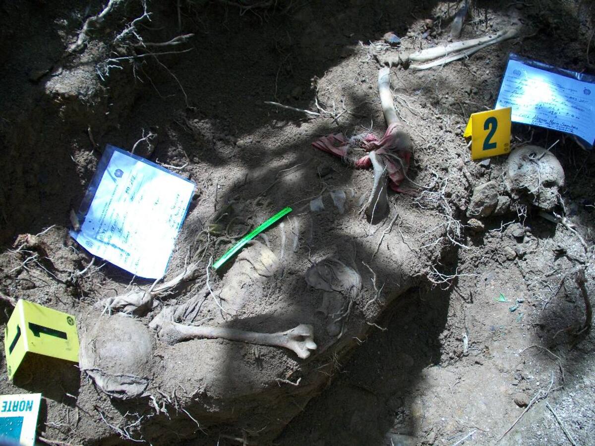 Deben exponerse a campos minados, la amenaza constante de ataques de la guerrilla o grupos criminales.