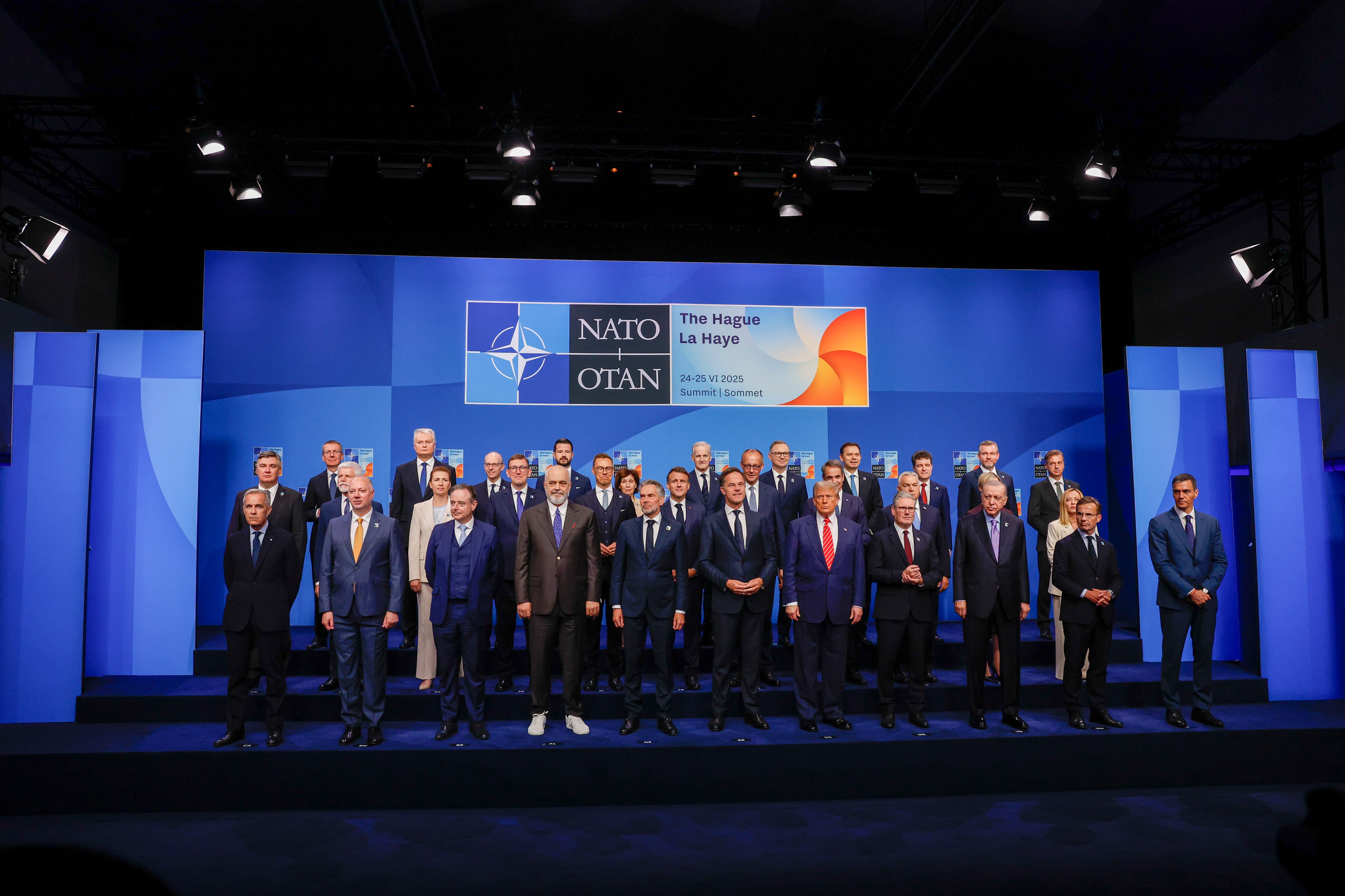 FOTODELDIA LA HAYA, 25/06/2025.- Foto de familia de los líderes asistentes a la cumbre de la OTAN que se celebra este miércoles en La Haya, Países Bajos. EFE/ J.J. Guillén