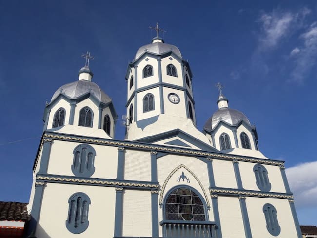 La iglesia del municipio de Filandia, Quindío en estos días de sol y cielo azul