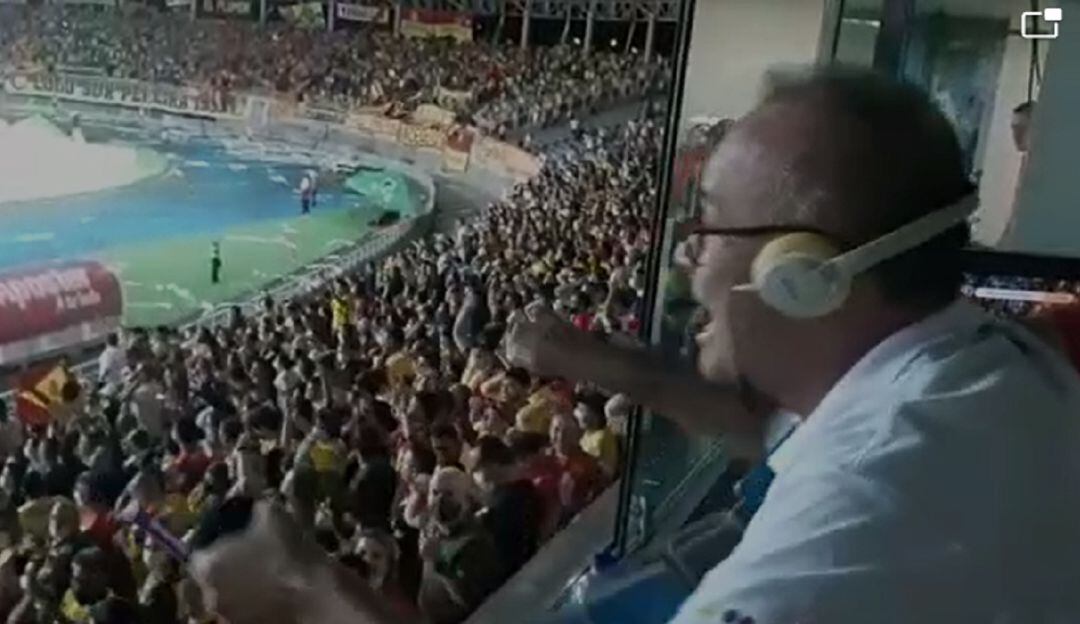 Los hinchas del Pereira festejan junto al 'Tato' Sanint el tercer gol de su equipo.