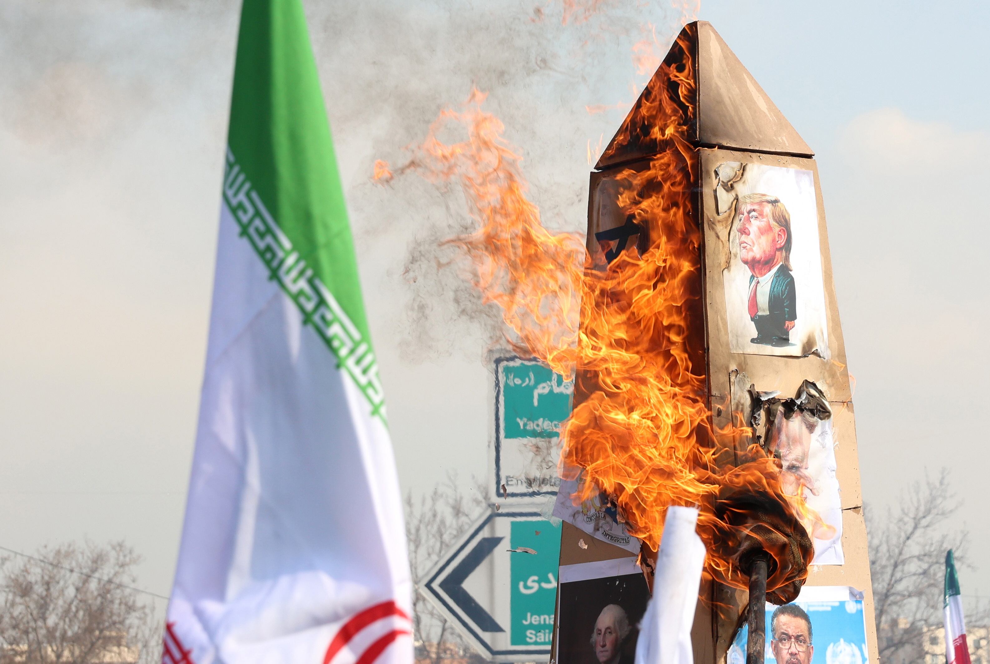 TEHRAN (IRAN(Islamic Republic Of)), 10/02/2025.- Iranians burn a cardboard structure with a poster of US President Donald Trump during a rally marking the 46th anniversary of the Islamic Revolution in Tehran, Iran, 10 February 2025. Iran celebrates the 46th anniversary of the 1979 Islamic Revolution, in which the monarchy system was toppled and replaced by the Islamic Republic of Iran, with Ayatollah Ruhollah Khomeini serving as its first Supreme Leader. (Teherán) EFE/EPA/ABEDIN TAHERKENAREH