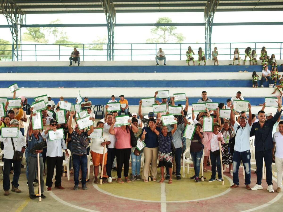 144 familias de Córdoba, San Jacinto y El Guamo ya son propietarias de sus tierras