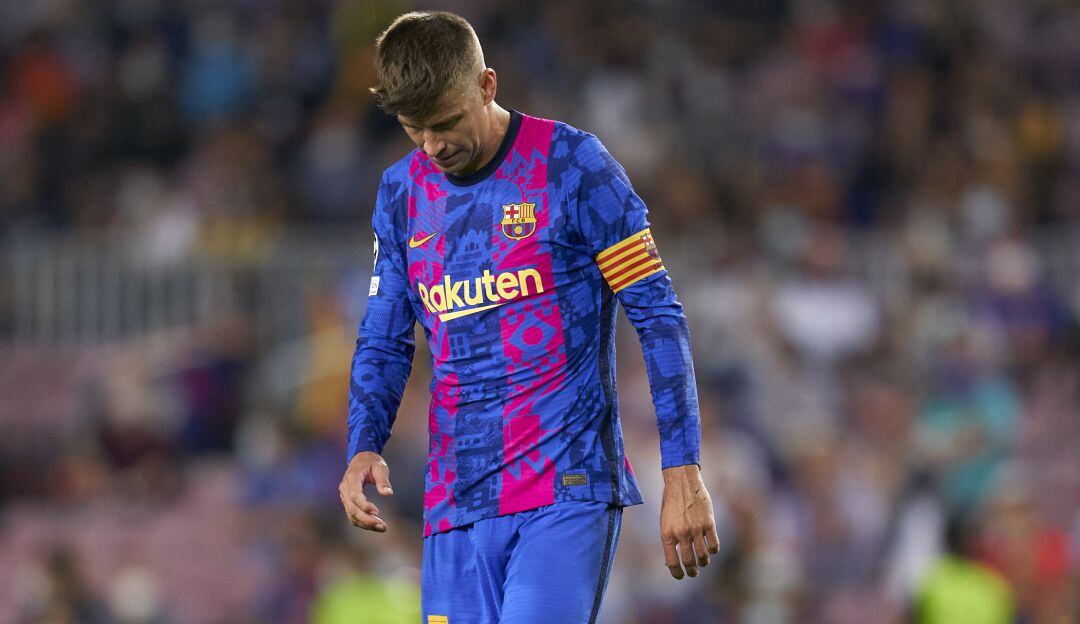 Gerard Piqué terminó el partido ante el Bayern Múnich portando la cinta de capitán del Barcelona.