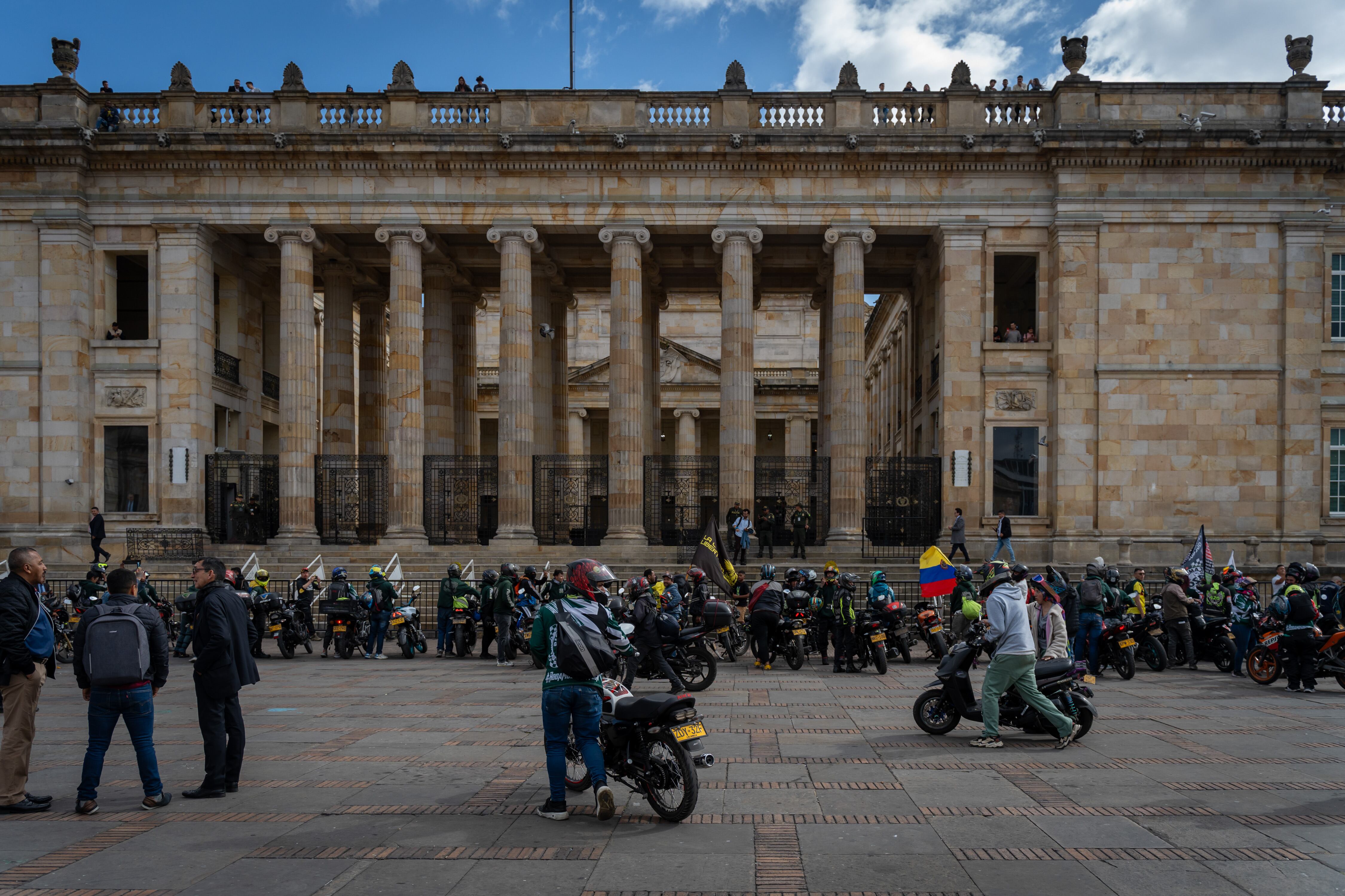 Motociclistas participan en una manifestación frente al Congreso de Colombia. (Foto de: Brandon Pinto/Long Visual Press/Universal Images Group vía Getty Images)
