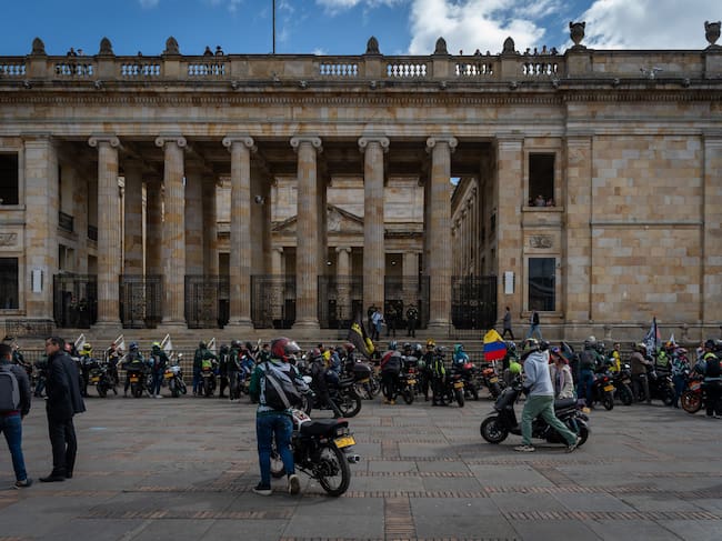 Motociclistas participan en una manifestación frente al Congreso de Colombia. (Foto de: Brandon Pinto/Long Visual Press/Universal Images Group vía Getty Images)