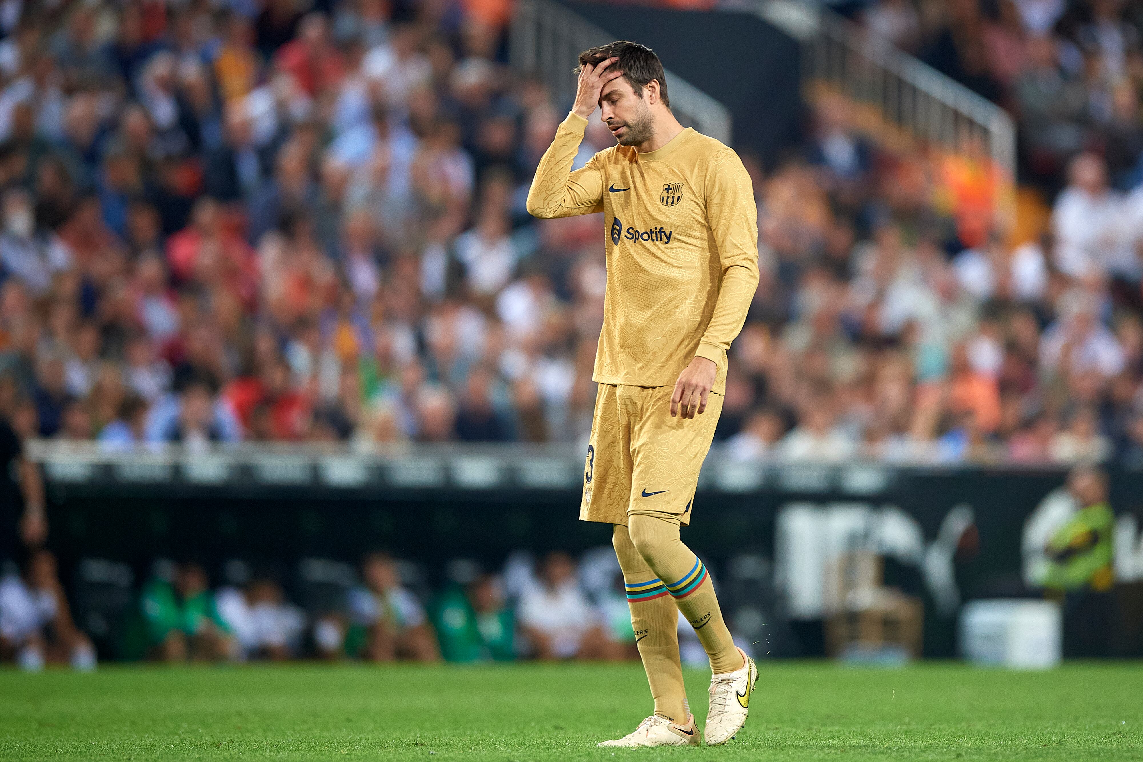 VALENCIA, SPAIN - OCTOBER 29: Gerard Pique of FC Barcelona reacts during the LaLiga Santander match between Valencia CF and FC Barcelona at Estadio Mestalla on October 29, 2022 in Valencia, Spain. (Photo by Silvestre Szpylma/Quality Sport Images/Getty Images)