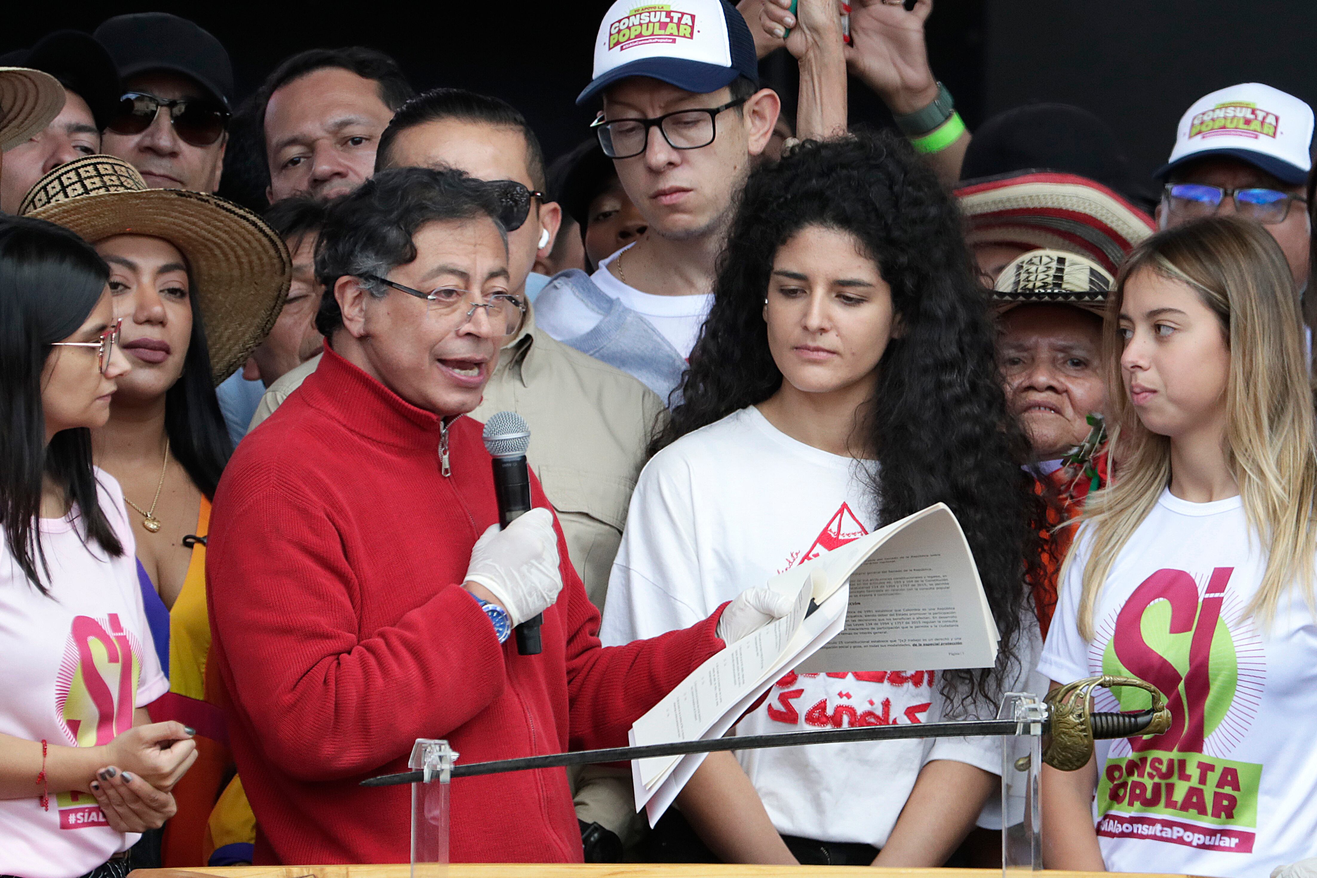 AME4427. BOGOTÁ (COLOMBIA), 01/05/2025.- El presidente de Colombia, Gustavo Petro, pronuncia un discurso este jueves, durante la conmemoración del Día Internacional del Trabajo en Bogotá (Colombia). Petro tomó la espada del Libertador Simón Bolívar al concluir su discurso ante miles de trabajadores e indígenas reunidos frente al Capitolio Nacional en el Día del Trabajo para apoyar sus reformas y la consulta popular propuesta por el mandatario. EFE/ Carlos Ortega