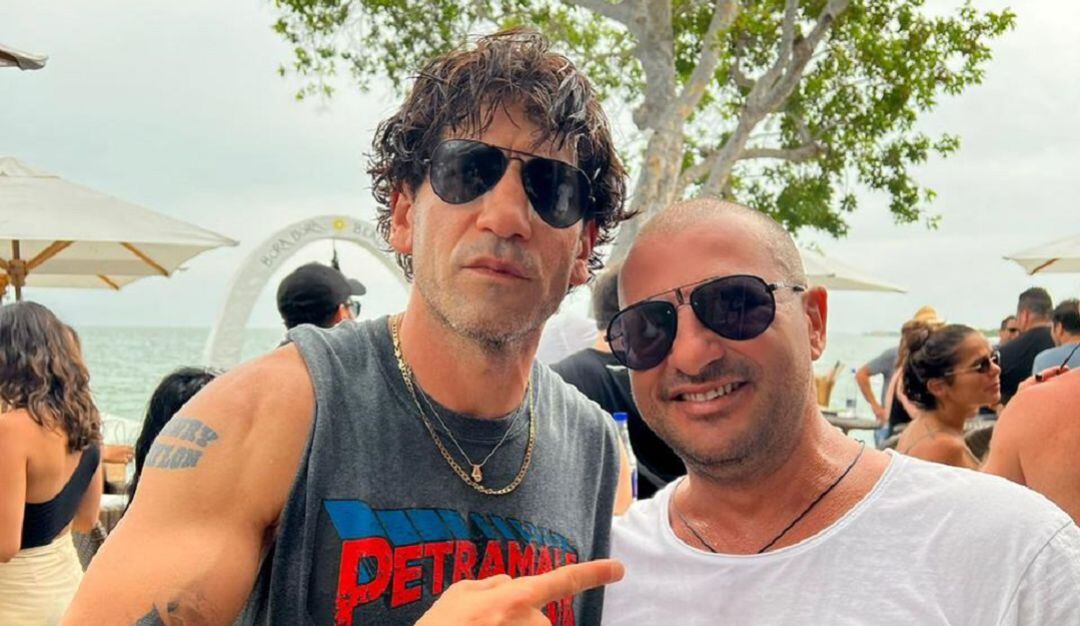 El reconocido actor estadounidense Jon Bernthal disfrutó de la belleza de la belleza de la zona insular en la isla Bora Bora