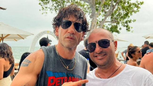 El reconocido actor estadounidense Jon Bernthal disfrutó de la belleza de la belleza de la zona insular en la isla Bora Bora