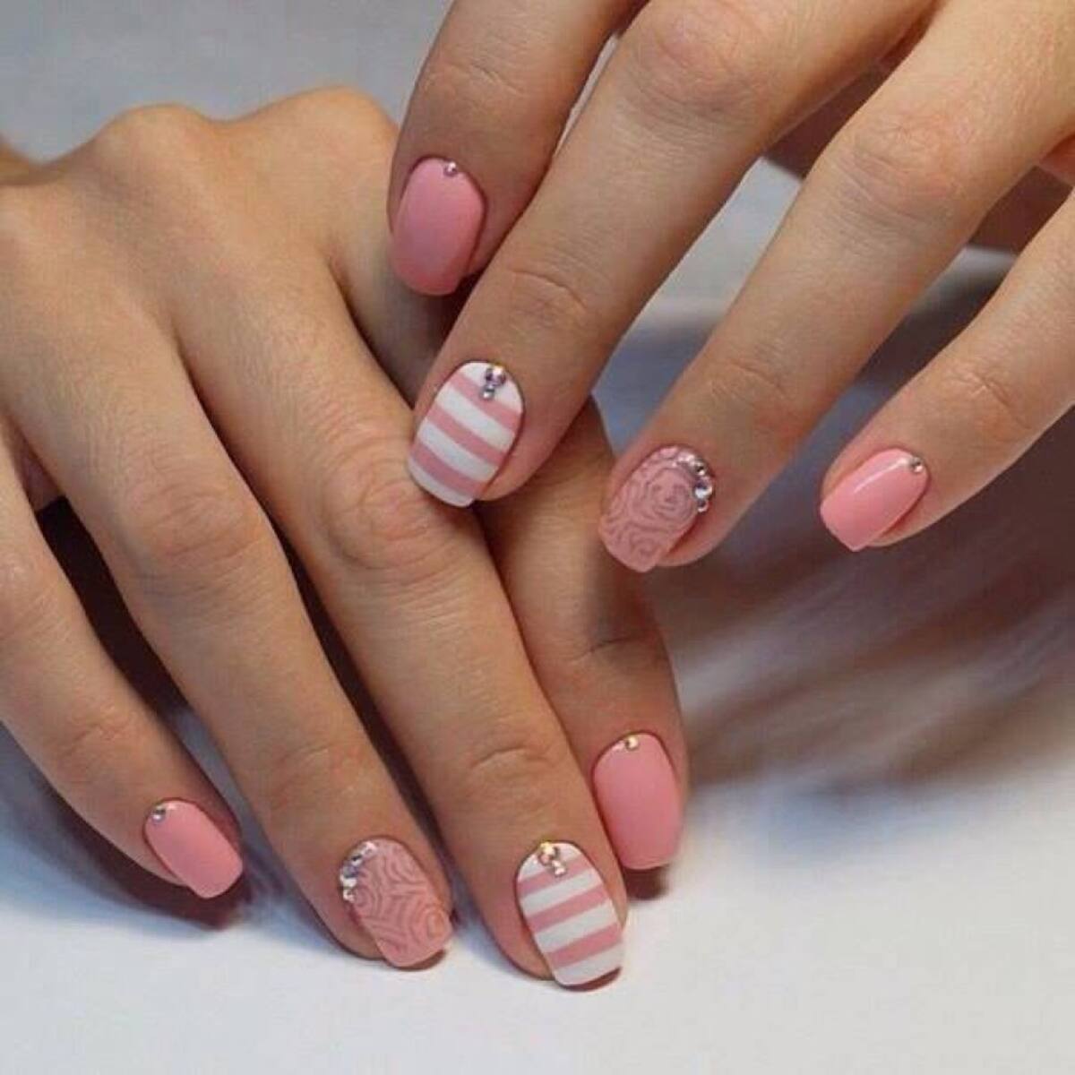 Existen diferentes estilos en decoración de uñas como las de porcelana y acrílico, gel y esmalte permanente. 