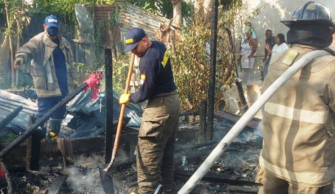 Aun no se saben las razones que llevaron a esta persona a hacer este acto con personas dentro de la vivienda