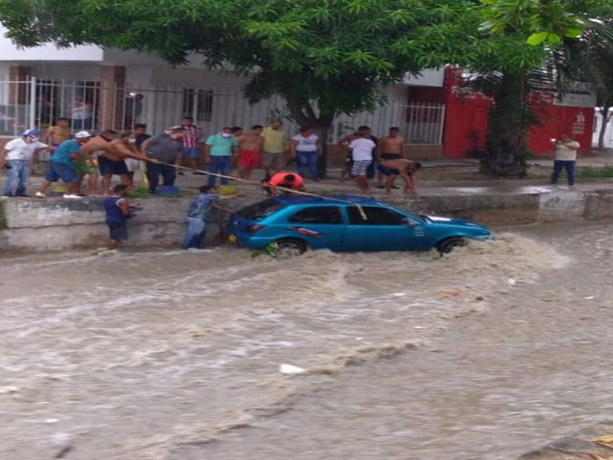 Rescatan vehículo que era arrastrado por el arroyo “El Salao”