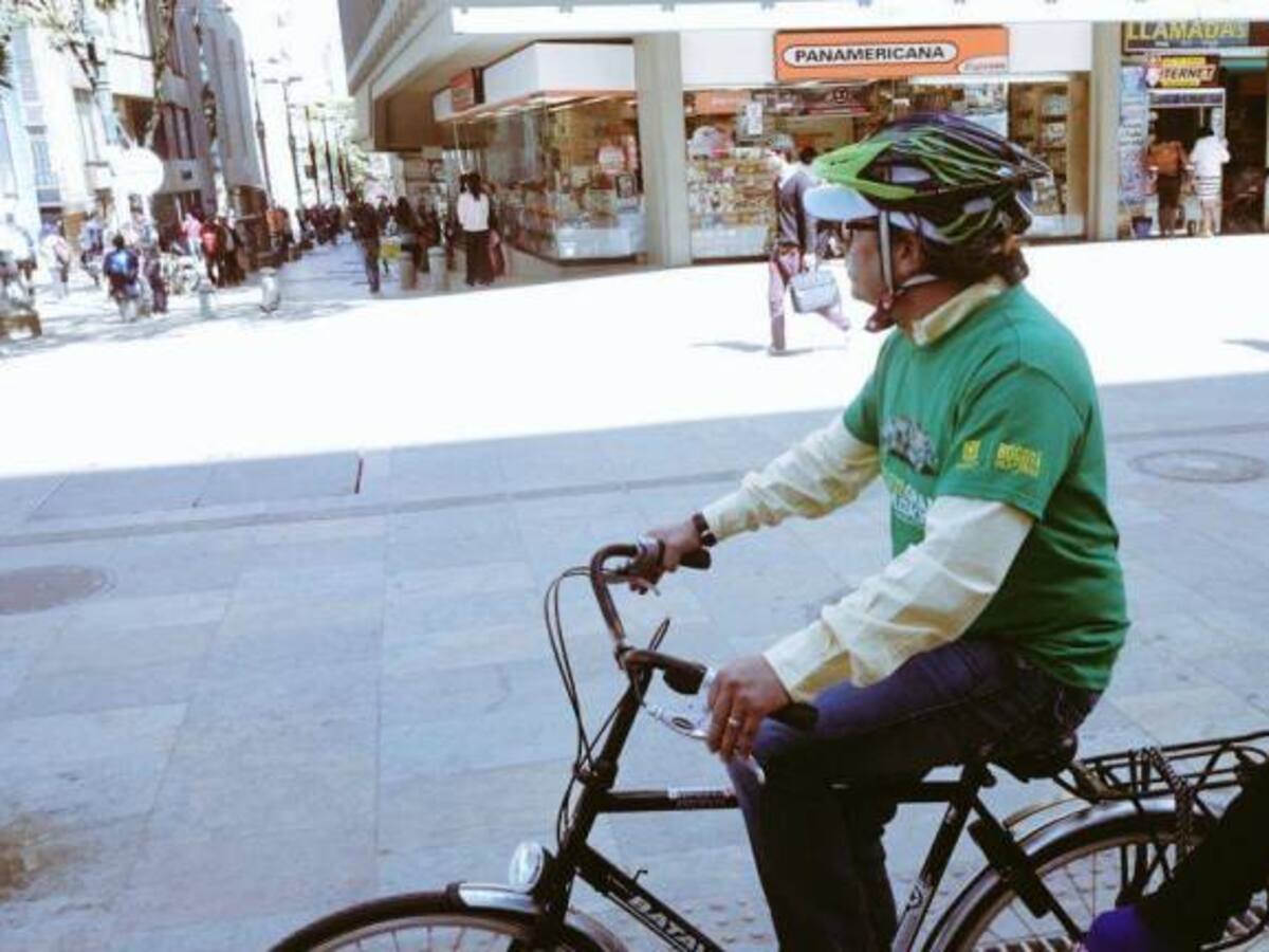 Alcalde Gustavo Petro se moviliza en bicicleta en día sin carro