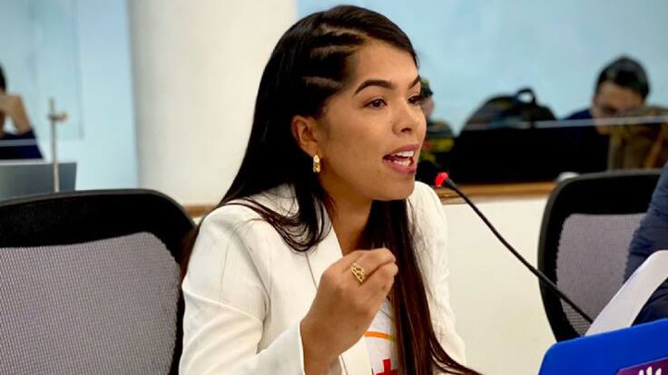 Concejal llama arrodillados a colegas de coalición