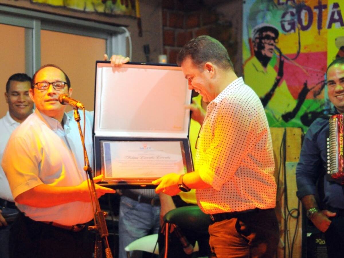 Sayco rinde homenaje al cantautor Fabián Corrales por sus 30 años de vida artística