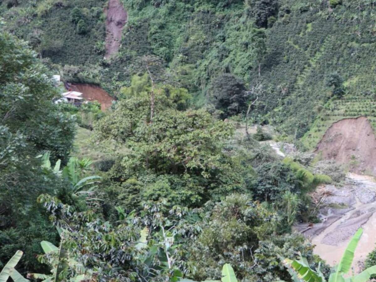 Emergencia por represamiento del río Apía por un deslizamiento de tierra