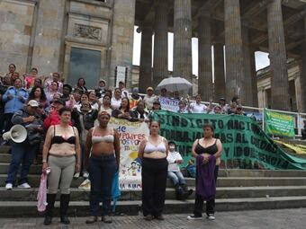 En un acto simbólico, las madres comunitarias descubrieron parte de su cuerpo, como protesta por ls desatención que sufre este gremio por parte del gobierno. Foto: Colprensa.