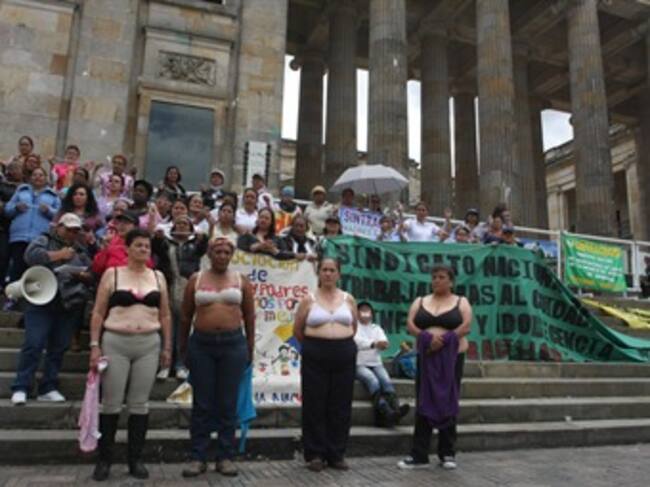En un acto simbólico, las madres comunitarias descubrieron parte de su cuerpo, como protesta por ls desatención que sufre este gremio por parte del gobierno. Foto: Colprensa.