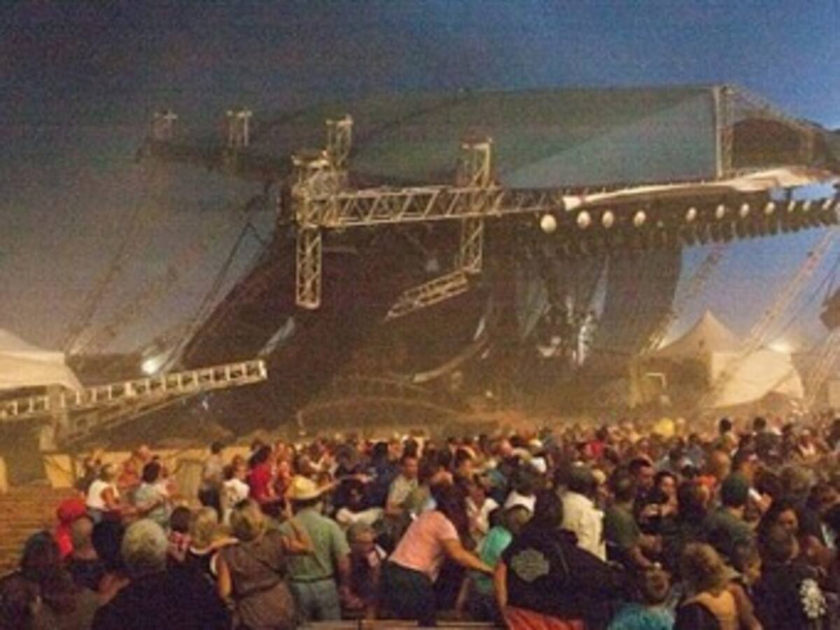 Se eleva a cinco el número de muertos al caer escenario de concierto en Indianápolis