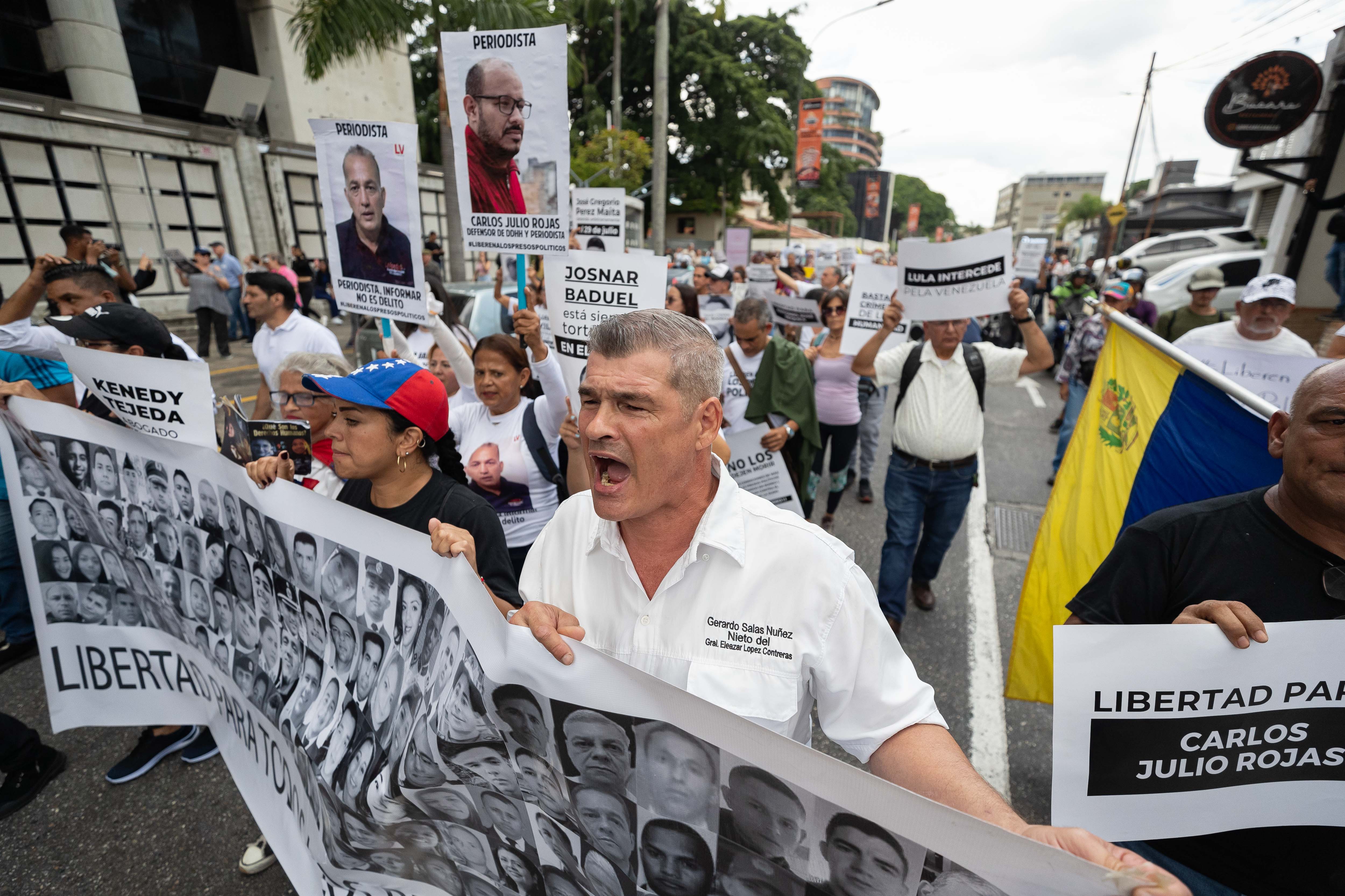 Familiares de presos políticos en Venezuela marchan hacia la embajada de Brasil exigiendo libertad este miércoles. ( Foto: EFE )