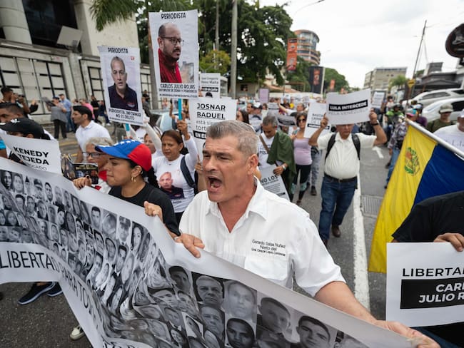 Familiares de presos políticos en Venezuela marchan hacia la embajada de Brasil exigiendo libertad este miércoles. ( Foto: EFE )