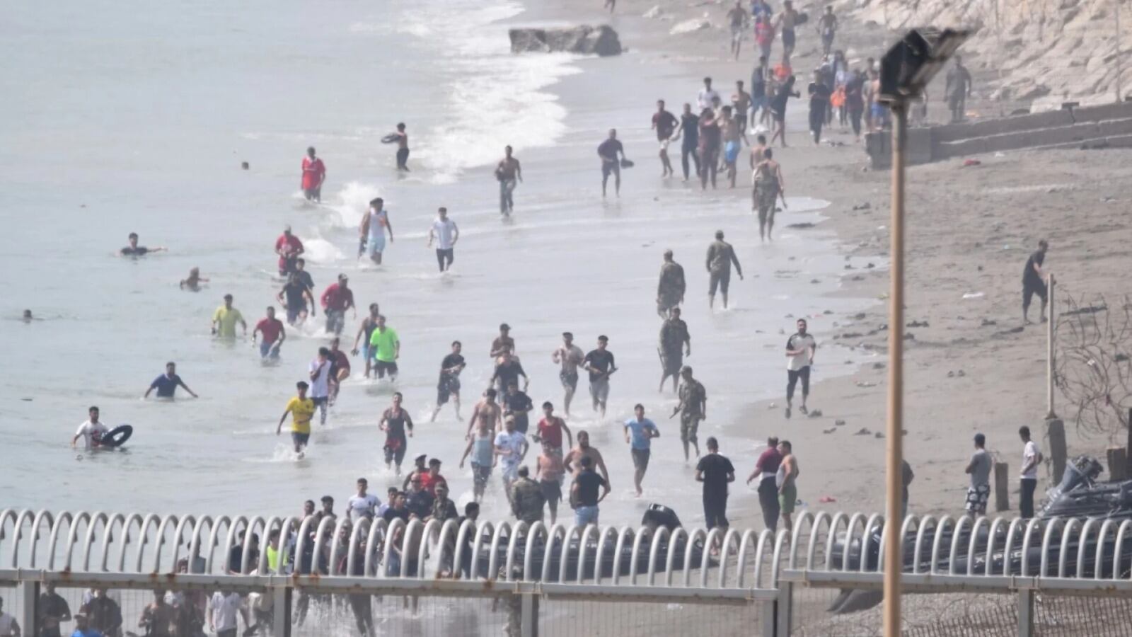 Miles de jóvenes marroquíes tratan de cruzar la valla fronteriza con Ceuta en España