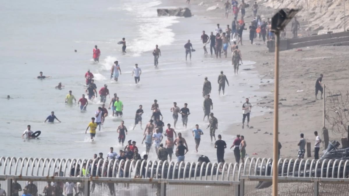 Miles de jóvenes marroquíes tratan de cruzar la valla fronteriza con Ceuta en España