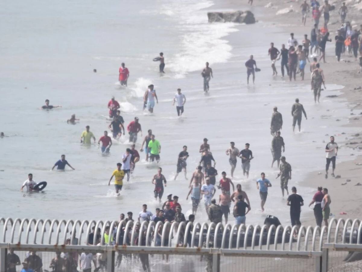 Miles de jóvenes marroquíes tratan de cruzar la valla fronteriza con Ceuta en España