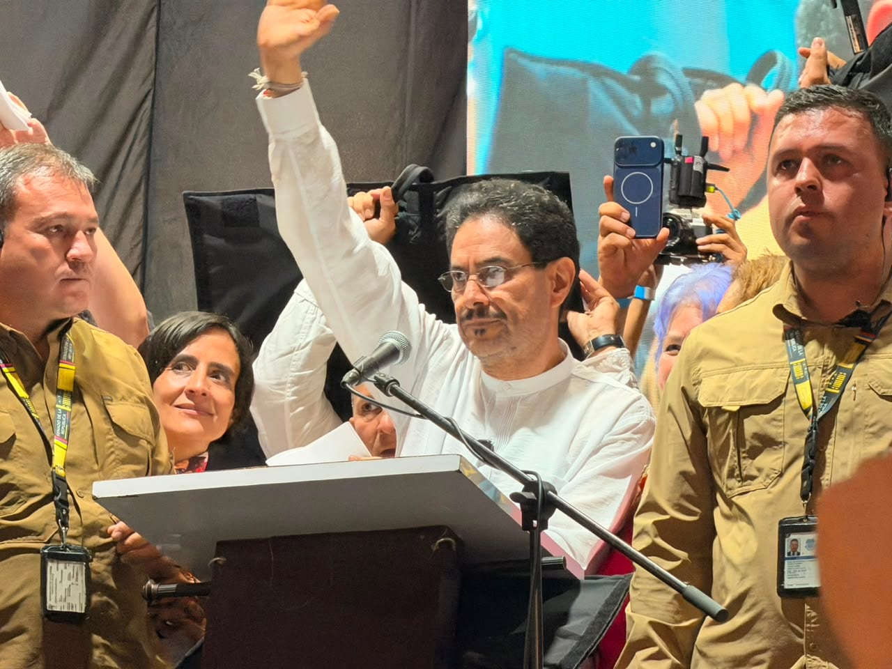 Iván Cepeda recibe respaldo de defensores de Santurbán en Santander al firmar pacto por el agua