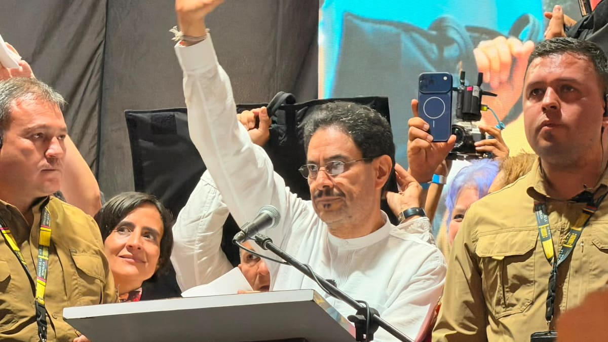 Iván Cepeda recibe respaldo de defensores de Santurbán en Santander al firmar pacto por el agua