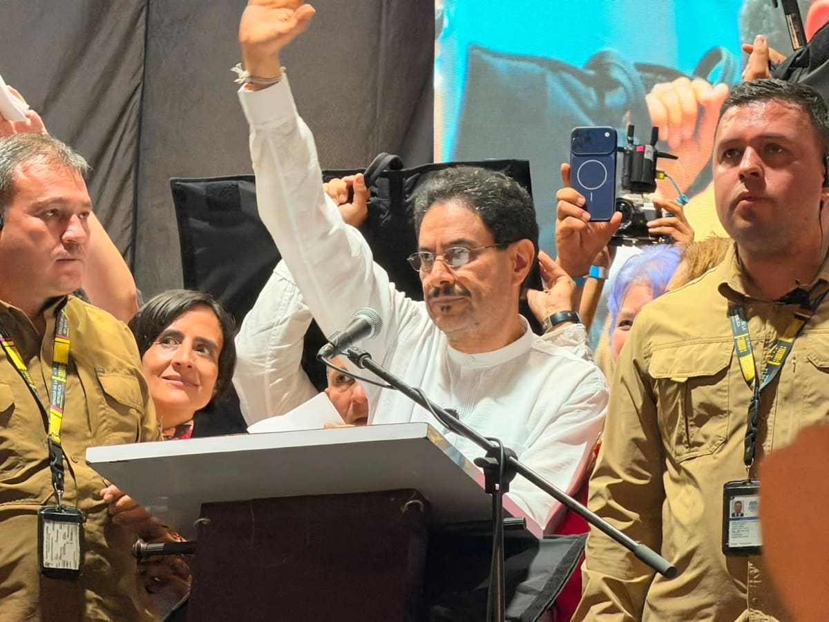 Iván Cepeda recibe respaldo de defensores de Santurbán en Santander al firmar pacto por el agua