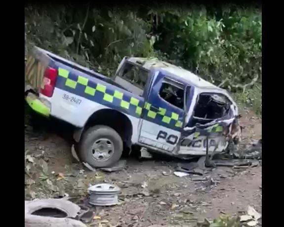 Camioneta destru8id por ataque en Ebéjico- foto video cortesía