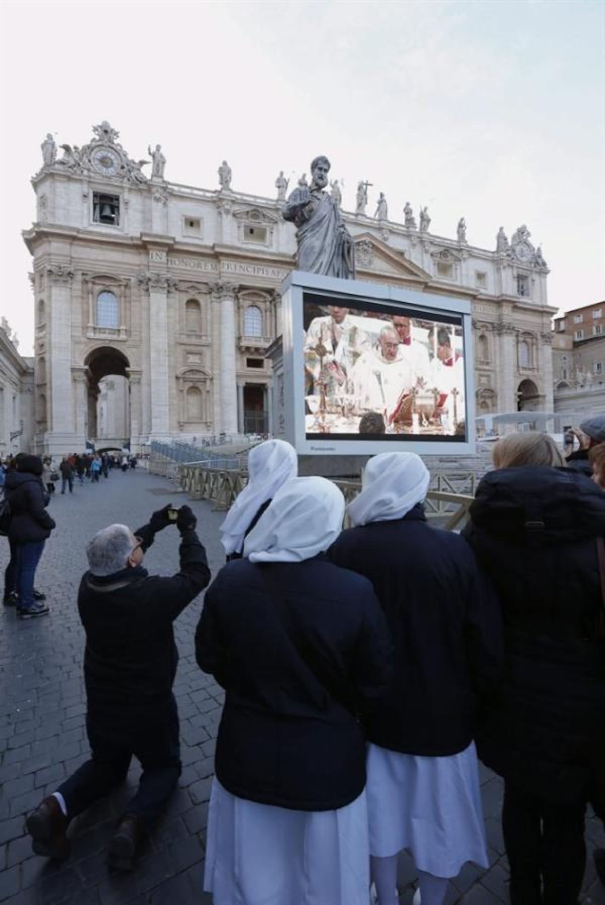 el papa  ha declarado a la prensa que "le gustaría una Iglesia pobre y para los pobres". Foto: Agencia Efe.