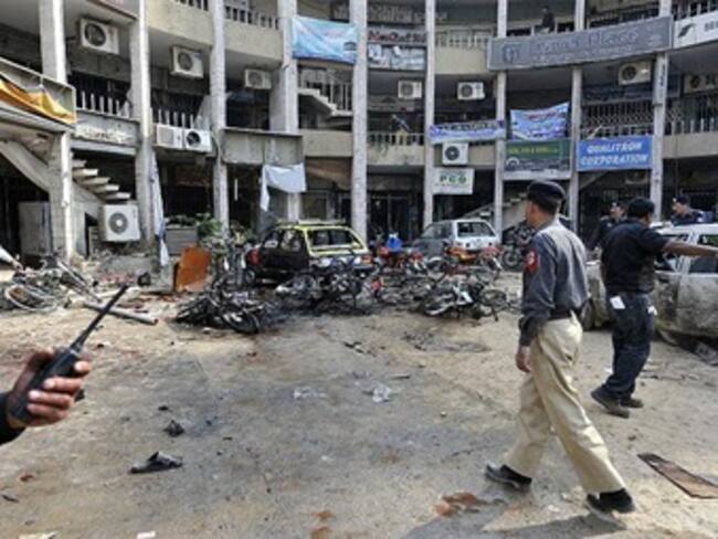 Al menos 34 muertos en ataque suicida frente a hotel y banco en Paquistán