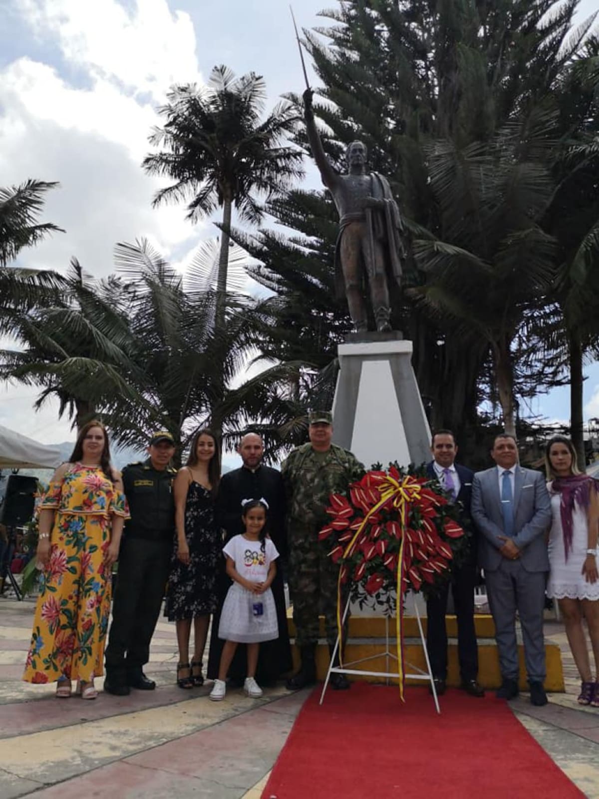 Las autoridades políticas, administrativas y militares del Quindío participaron de los actos protocolarios en el que se honró la memoria de los próceres de la patria como Simón Bolívar que pasó por el municipio de Salento, Quindío