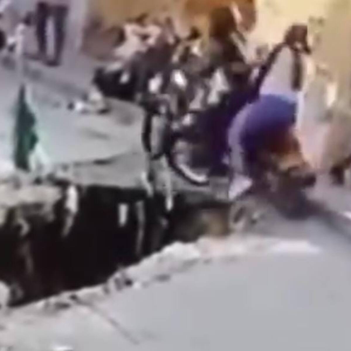 Dos personas caen en enorme hueco en plena vía en Barranquilla