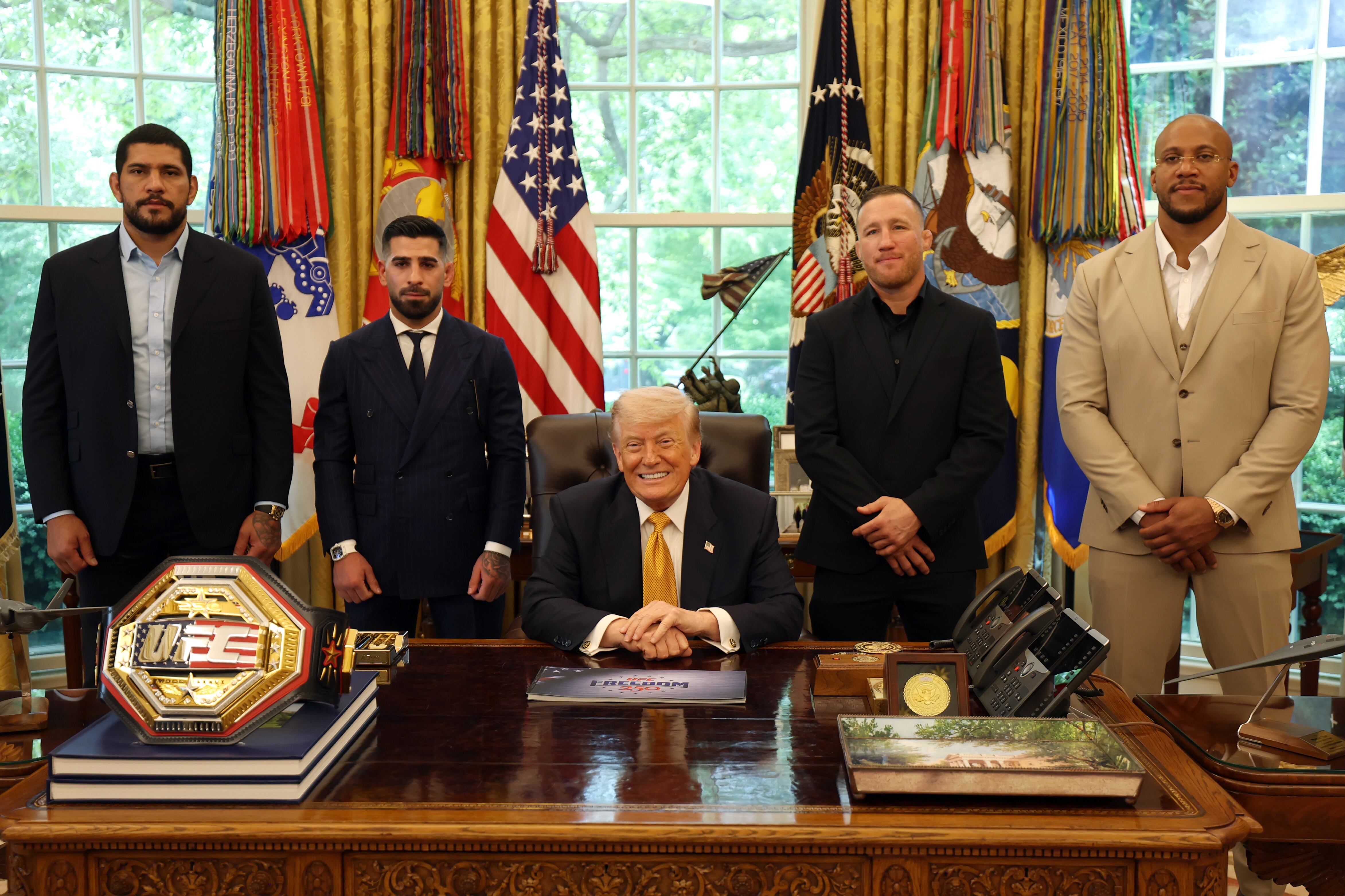 De izquierda a derecha: Alex Pereira, Ilia Topuria, Donald Trump (centro abajo sentado), Justin Gaethje, Ciryl Gane. Foto: Getty Images.