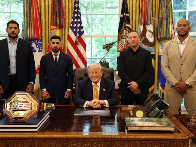 De izquierda a derecha: Alex Pereira, Ilia Topuria, Donald Trump (centro abajo sentado), Justin Gaethje, Ciryl Gane. Foto: Getty Images.