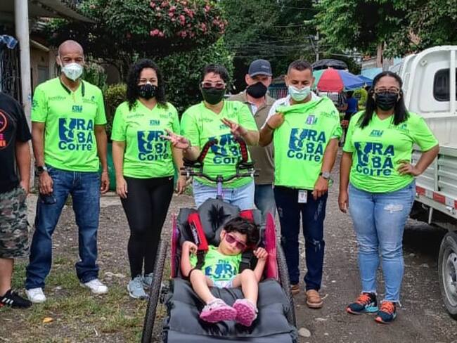 Excombatiente crea y dona silla de ruedas a niña con discapacidad en Urabá